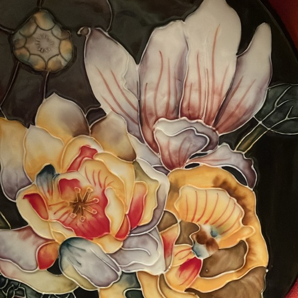 Beautiful & unique flower plate by Benaya by Innovative Ng ‘06. Gorgeous color❤️ - Picture 2 of 10